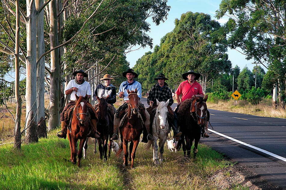 Parque Nacional da Lagoa do Peixe, RS, imagem de Gaúchos em roupas típicas montados a cavalo,Parque Nacional da Lagoa do Peixe.