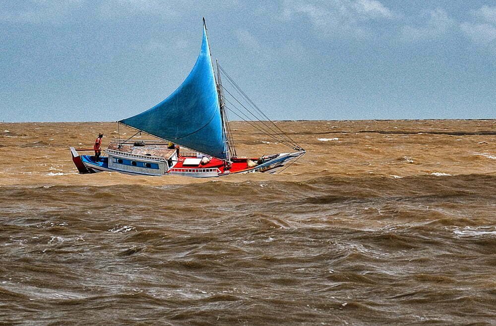 Reminiscências de uma tarde domingueira, imagem de bote proa de risco navegando no Maranhão