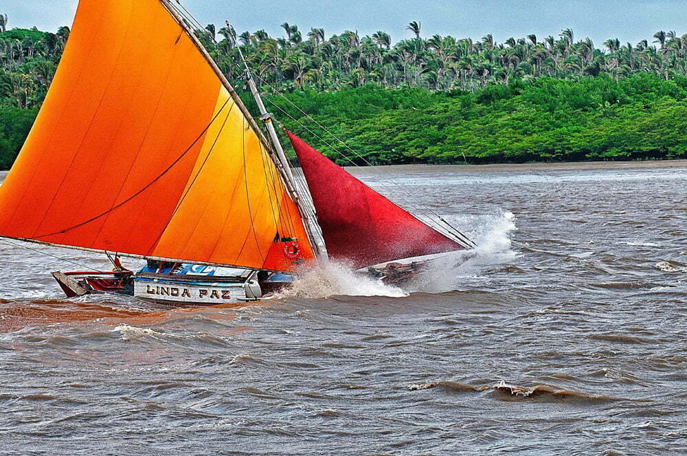 Reminiscências de uma tarde domingueira, imagem de canoa costeira navegando no maranhão