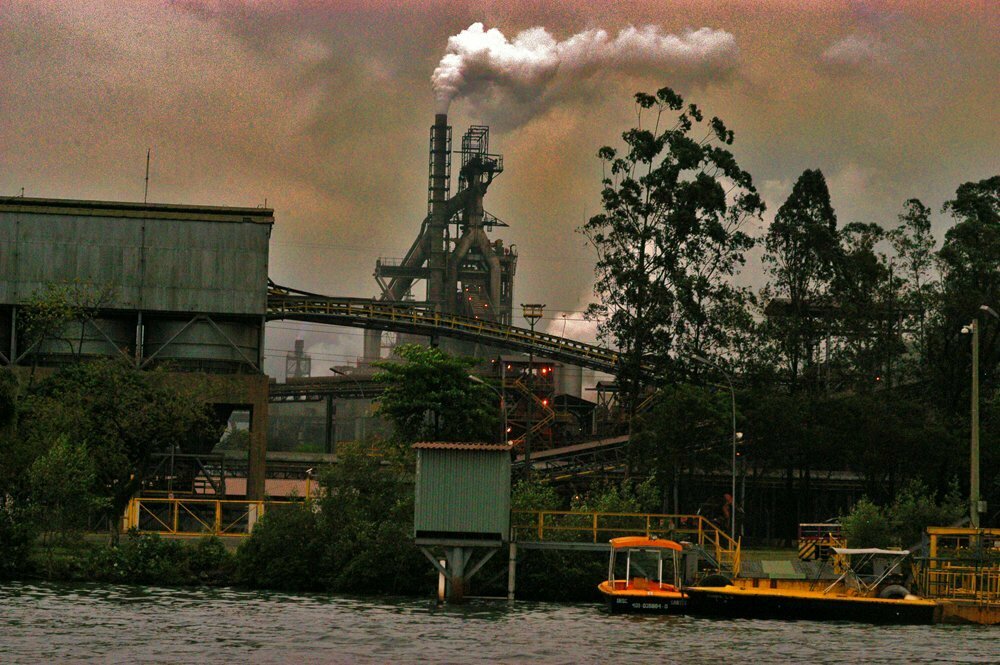 boas notícias na mídia- paisagem mostrando fábricas poluindo em Cubatão, São Paulo.