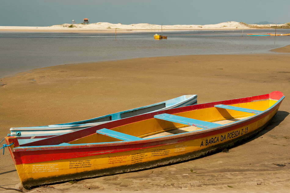 Canoas típicas na praia de guarda do embaú