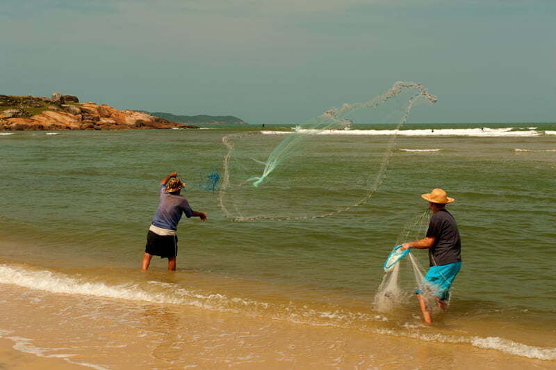 Pescadores jogam tarrafa em guarda do embau, 